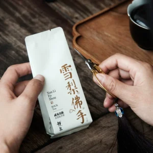 Handcrafted Wuyi Rock Tea – Ming Cong cultivar with light charcoal roast, offering notes of snow pear, Buddha’s hand citrus, citron, and stewed pear soup aroma.