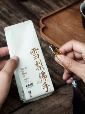 Handcrafted Wuyi Rock Tea – Ming Cong cultivar with light charcoal roast, offering notes of snow pear, Buddha’s hand citrus, citron, and stewed pear soup aroma.